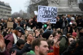 Plusieurs centaines de manifestants à Paris "contre la corruption des élus", Place de la République, le 19 février 2017