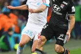 Le milieu de Marseille, Florian Thauvin (g), à la lutte avec le défenseur lyonnais Jérémy Morel, lors d'un match de L1 au Vélodrome, le 18 mars 2018