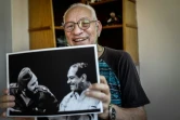 Le dissident cubain Vladimiro Roca pose avec une photo de son père Blas Roca, au côté de Fidel Castro, à La Havane le 18 décembre 2018