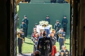 Le cercueil du prince Philip d'Edimbourg est porté à l'intérieur de la chapelle du château de Windsor, à l'ouest de Londres, le 17 avril 2021