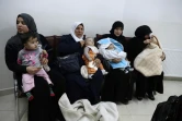 Des Syriennes et leurs enfants attendent d'être examinées par des médecins syriens dans un centre de soins dans le quartier de Altindag à Ankara, le 22 février 2018