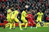 L'attaquant égyptien de Liverpool Mohamed Salah tente une frappe enroulée face à la défense de Villareal, lors de leur demi-finale aller de la Ligue des Champions, le 27 avril 2022 au Stade d'Anfield Road