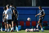 L'attaquant des Bleus Kylian Mbappé (d) lors d'une séance d'entraînement, le 2 juillet 2018 à Istra