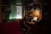 Betsaida Alexandre, travaille chez elle dans le quartier Poligone Sud à Séville, le 29 juin 2020