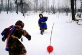 Des enfants Nenets jouent au foot, le 6 mars 2018, dans le nord de la Russie
