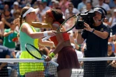 Accolade entre l'Américaine Coco Gauff la Lettonne Jelena Ostapenko à l'issue de leur match à l'US Open, le 5 septembre 2023 