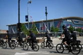 Des policiers patrouillent à vélo à Milwaukee, le 13 juillet 2024