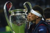 Neymar embrasse la Ligue des champions après sa victoire en finale avec le Barça contre la Juventus Turin le 6 juin 2015 à Berlin