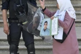 Une manifestanate algérienne interpelle un policier lors du rassemblement du 17 mai 2019 à Alger