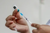 Une femme prépare une seringue pour administrer un vaccin à Cucuta en Colombie, le 21 mars 2018