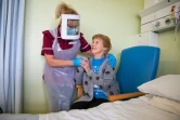 Margaret Keenan, 90 ans, première patiente à avoir reçu le vaccin anti-covid au Royaume Uni à Coventry le 9 décembre 2020 