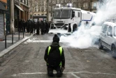 Un "gilet jaune" face aux forces de l'ordre le 22 décembre 2018 à Paris