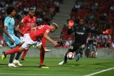 Le gardien de l'OM Steve Mandanda (d) en difficulté lors du match de Ligue 1 perdu à Nîmes, le 19 août 2018