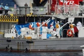 Une personne est évacuée du paquebot "Diamond Princess" placé en quarantaine au large du port de Yokohama, le 5 février 2020