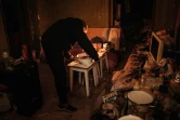 Une habitante prépare un repas dans le sous-sol d'un appartement pendant des tirs de mortier, le 18 mai 2022 à Severodonetsk, en Ukraine