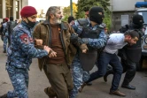 Des policiers arméniens arrêtent des manifestants lors d'un rassemblement contre l'accord avec l'Azerbaïdjan dans le conflit au Nagorny Karabakh, le 12 novembre 2020 à Erevan