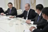 Le président russe, Vladimir Poutine, et le directeur du service de renseignements russes (SVR), Sergeï Naryshkin (G), rencontrent les patrons des services secrets des pays de la Communauté des Etats indépendants (CEI) au Kremlin, le 5 avril 2017