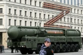 Un lanceur de missiles balistiques intercontinentaux russe Yars passe devant la lettre géante Z, l'insigne des troupes russes en Ukraine, lors d'une répétition des célébrations de la Victoire sur l'Allemagne nazie, le 4mai 2023 à Moscou 