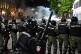 La police bloque l'accès à une rue près du Parlement, lors d'une nouvelle manifestation le 10 juillet 2020 à Belgrade