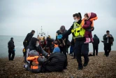 Des migrants secourus en mer arrivent sur une plage de Dungeness, dans le sud-est de l'Angleterre, le 24 novembre 2021