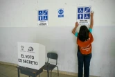 Une coordinatrice de bureau de vote prépare le matériel électoral pour un référendum, le 20 avril 2024 à Quito, en Equateur