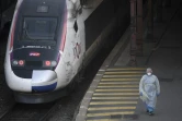 Un membre des équipes médicales marche sur le quai de la gare de Strasbourg, le 26 mars 2020, où un TGV médicalisé va transporter des patients contaminés par le coronavirus vers des hôpitaux des Pays-de-la-Loire, le 26 mars 2020 à Strasbourg