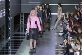 Des mannequins défilent pour Louis Vuitton lors de la présentation de sa collection prêt-à-porter printemps-été 2016, le 7 octobre 2015 à Paris