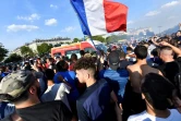 Des supporters fêtent la victoire française en quarts du Mondial sur les Champs-Elysées à Paris, le 6 juillet 2018