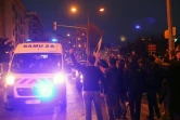 Des manifestants saluent une ambulance du Samu le 26 décembre 2015 à Ajaccio, deux jours après des violences dans un quartier populaire de la ville