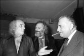Le chanteur français Léo Ferré (g) parle avec le chanteur Georges Moustaki (c) et Bruno Coquatrix, fondateur de l'Olympia, dans les coulisses de l'Olympia à Paris, le 25 octobre 1972