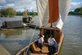 Des marins en costume traditionnel à bord d'un bateau qui participe au plus grand rassemblement de marine fluviale à Orléans, sur la Loire, le 23 septembre 2015