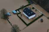 Vue aérienne montrant une habitation inondée par la Vilaine dans l'ouest de la France le 27 janvier 2025