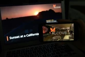 Image d'un road-trip en réalité virtuelle et du logo de l'application Alcove sur un smartphone à Arlington (Virginie), le 19 mars 2021