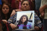 Une femme tient la photo de Nevaeh Bravo, une des jeunes victimes du massacre dans une école à Uvalde, au Texas, lors d'une veillée le 25 mai 2022
