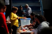 Une femme vote lors d'un  référendum au Chili sur une nouvelle Constitution en remplacement de celle en vigueur depuis la dictature d'Augusto Pinochet, le 17 décembre 2023 à Santiago
