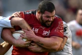 Le pilier de Toulon Marcel Van der Merwe tente de conserver le ballon contre Lyon à Mayol, le 22 décembre 2018