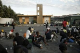 Des migrants reçoivent un repas préparé par des bénévoles, à Vintimille, en Italie près de la frontière française, le 9 août 2017