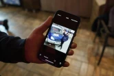 Alexandre Belouga montre sur son téléphone la photo d'un de ses bénévoles Evguéni, tué pendant qu'il livrait des provisions dans la ville assiégée de Marioupol, le 4 avril 2022 à Zaporijjia, en Ukraine