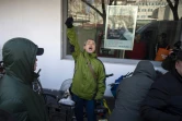 Le militant Yang Chunlin (c) crie son soutien à Me Wang Quanzhang devant le tribunal de Tianjin où se déroule le procès de l'avocat, le 26 décembre 2018 en Chine