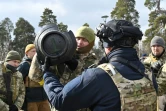 Des membres de la défense territoriale ukrainienne manipulent un missile antichar à Kiev, le 9 mars 2022
