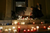 Des personnes déposent des bougies devant le portrait de l'indépendantiste corse Yvan Colonna, tué par un co-détenu en prison, à l'entrée de la cathédrale d'Ajaccio, le 22 mars 2022