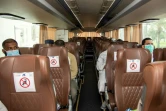 Photo fournie par le ministère saoudien du Hajj, le 25 juillet 2020, montrant des personnes à bord d'un bus après leur arrivée à Jeddah pour effectuer le grand pèlerinage, en Arabie Saoudite