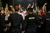 Des manifestants jordaniens et forces de l'ordre se font face le 1er juin 2018 devant les bureaux du Premier ministre à Amman