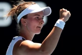 La Tchèque Barbora Krejcikova célèbre sa victoire sur la Lettonne Jelena Ostapenko après le 3e tour de l'Open d'Australie le 21 janvier 2022