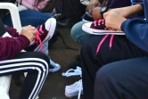 Des élèves de l'école élémentaire Telfair essaient de nouvelles baskets lors d'une distribution caritative le 8 février 2019 à Pacoima, en Californie
