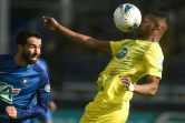 L'attaquant malien de Nantes Kalifa Coulibaly (d) face au défenseur bayonnais Jordan Chort en Coupe de France, le 4 janvier 2020 au stade Jean-Dauger de Bayonne 