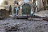 Des rebelles houthis regardent les dégâts occasionnés à la mosquée Balili à Sanaa, le 24 septembre 2015 après une explosion 