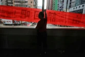 Un manifestant brandit une banderole pro-démocratie le 11 août 2019 à Hong Kong