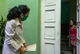 Liz Caballero Gonzalez (g), médecin, fait du porte à porte dans le quartier du Vedado, le 31 mars 2020 à La Havane, pendant l'épidémie de coronavirus à Cuba