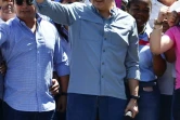 Le président hondurien Juan Orlando Hernandez (c) salue ses soutien à Tegucigalpa, le 20 octobre 2019